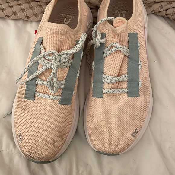 On cloudeasy sneakers - Picture 3 of 4